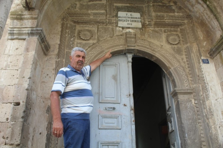 Tarihi okul defineciler tarafından talan edildi