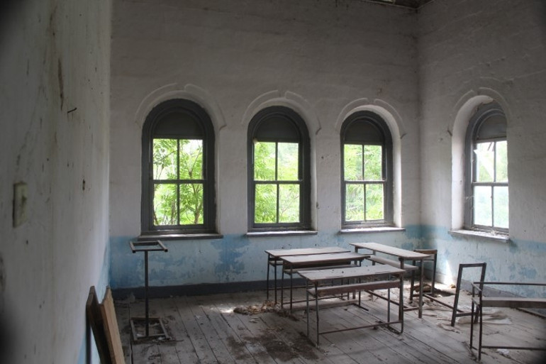 Tarihi okul defineciler tarafından talan edildi