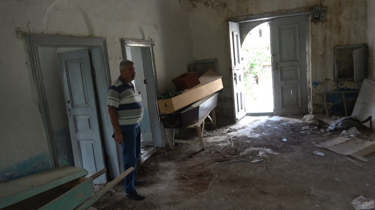 Tarihi okul defineciler tarafından talan edildi