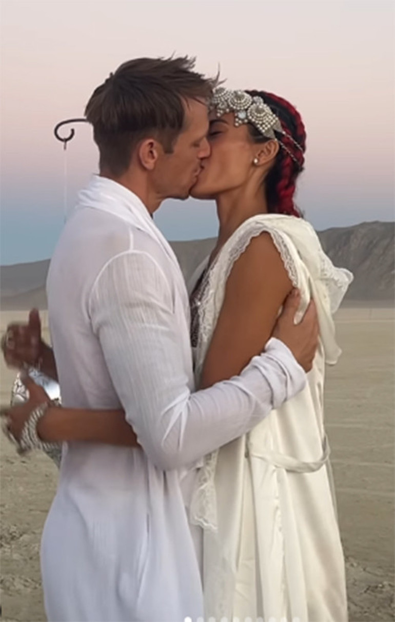 Duvağını açtı, ilk öpücüğünü verdi: Issızlığın ortasında yalın ayak evlendiler