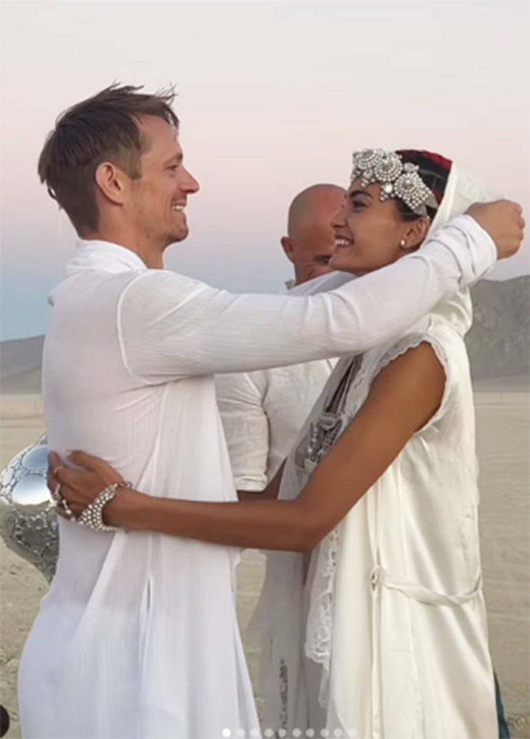 Duvağını açtı, ilk öpücüğünü verdi: Issızlığın ortasında yalın ayak evlendiler