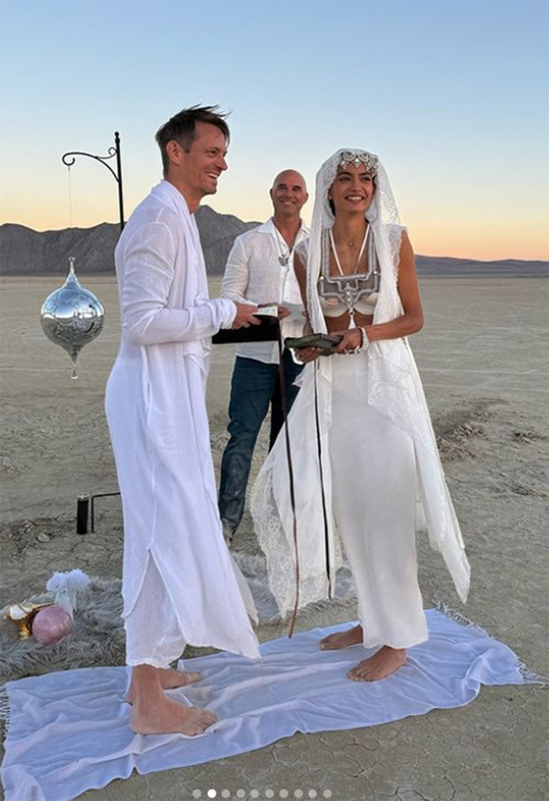 Duvağını açtı, ilk öpücüğünü verdi: Issızlığın ortasında yalın ayak evlendiler