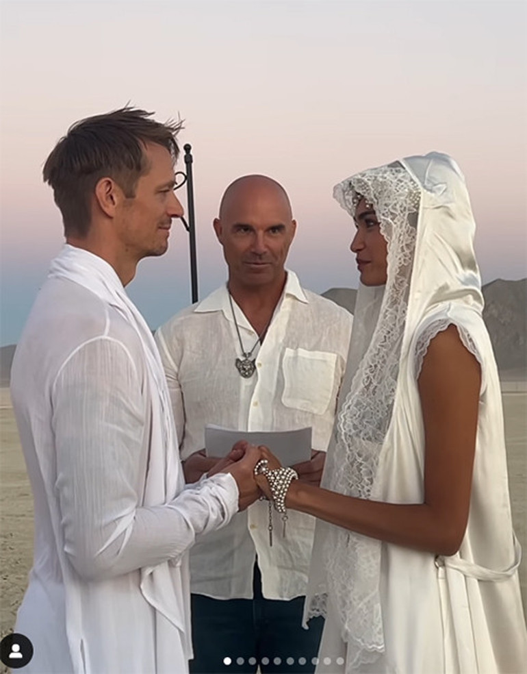 Duvağını açtı, ilk öpücüğünü verdi: Issızlığın ortasında yalın ayak evlendiler