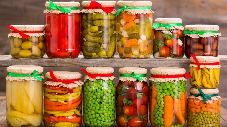 Kış hazırlıkları: Kışlık domates sosu, reçeller, pestiller, turşular, ev yapımı erişte ve tarhana yapımı...