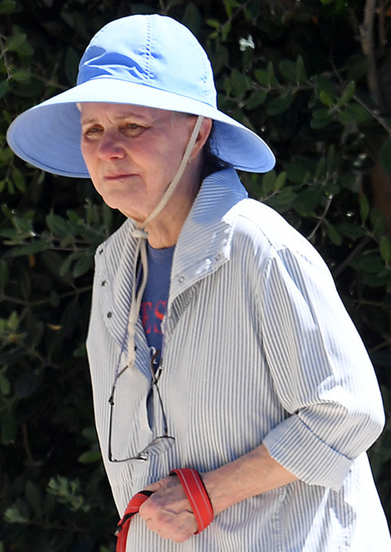 Artık şanda şöhrette gözü yok Efsane oyuncuyu yanından geçenler bile tanımadı