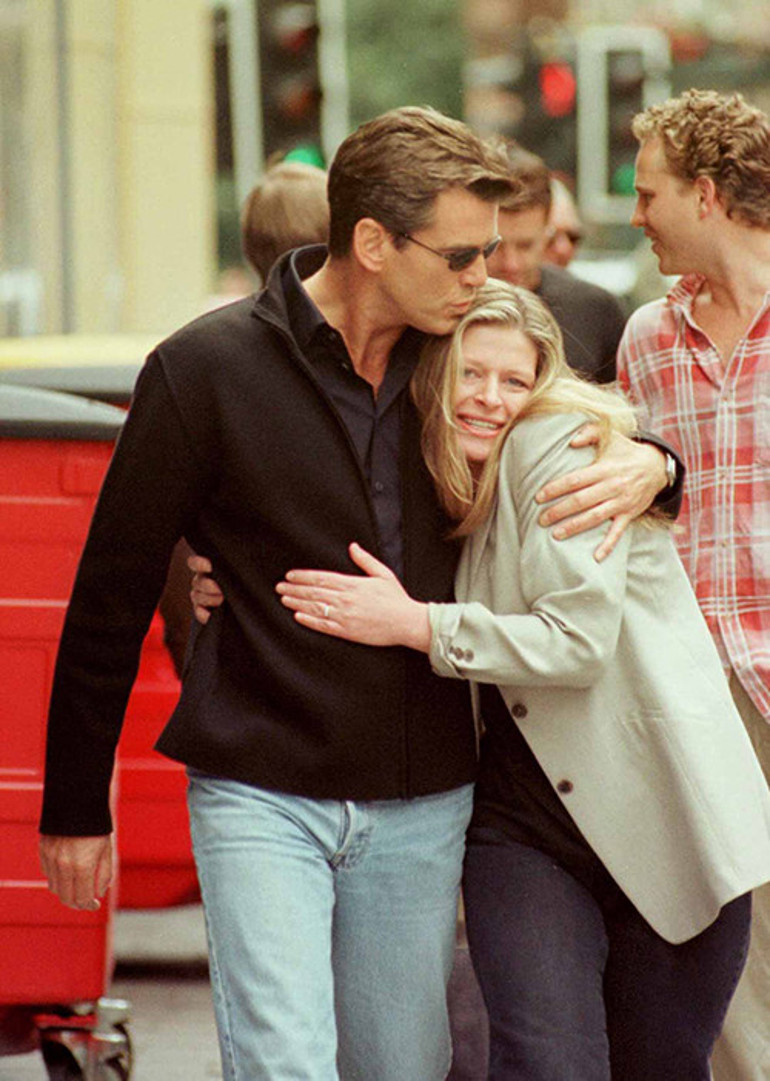 Bir kalpte iki aşk... Şimdiki karısına aşkı büyük... Ama genç ölen ilk karısını da hiç unutamadı: Beni adam eden o oldu, her zerremde izleri var