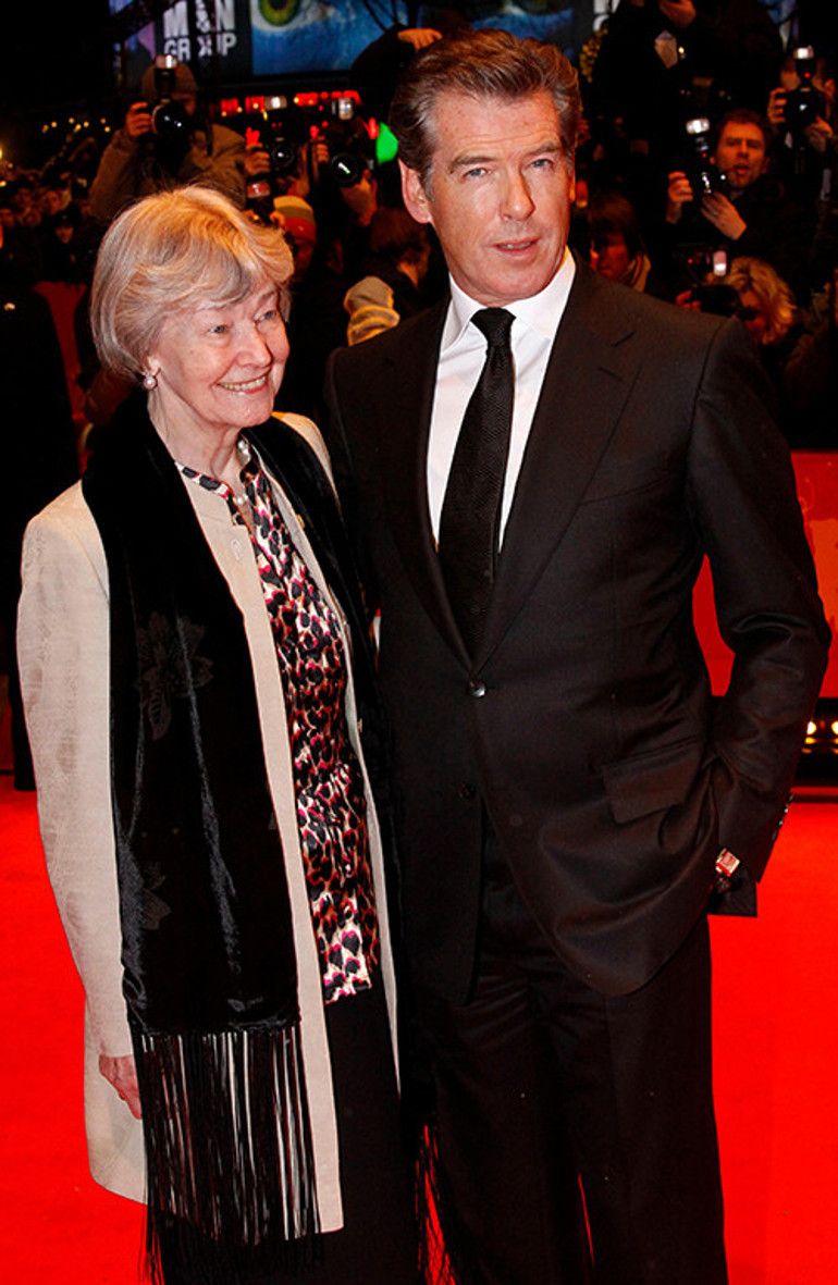 Bir kalpte iki aşk... Şimdiki karısına aşkı büyük... Ama genç ölen ilk karısını da hiç unutamadı: Beni adam eden o oldu, her zerremde izleri var