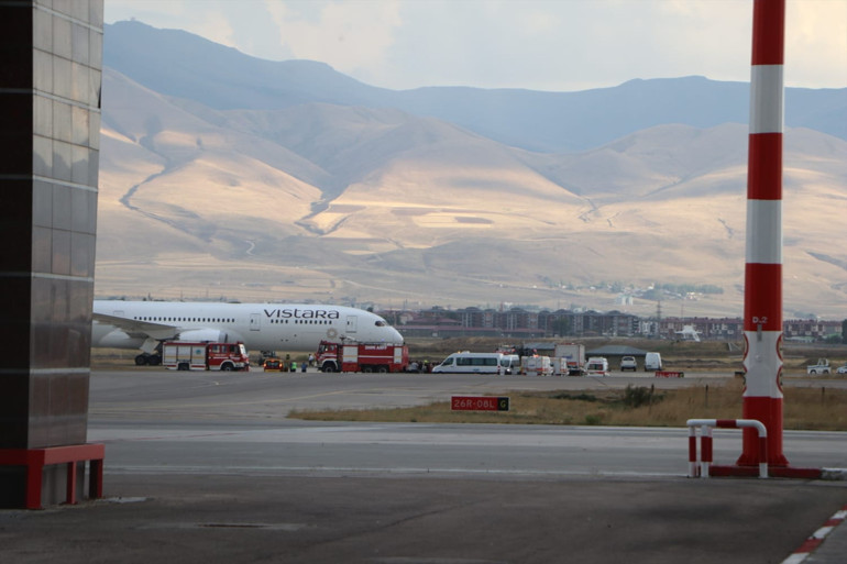 Son dakika... Hindistan uçağına bomba ihbarı Erzurum Havalimanına zorunlu iniş yaptı