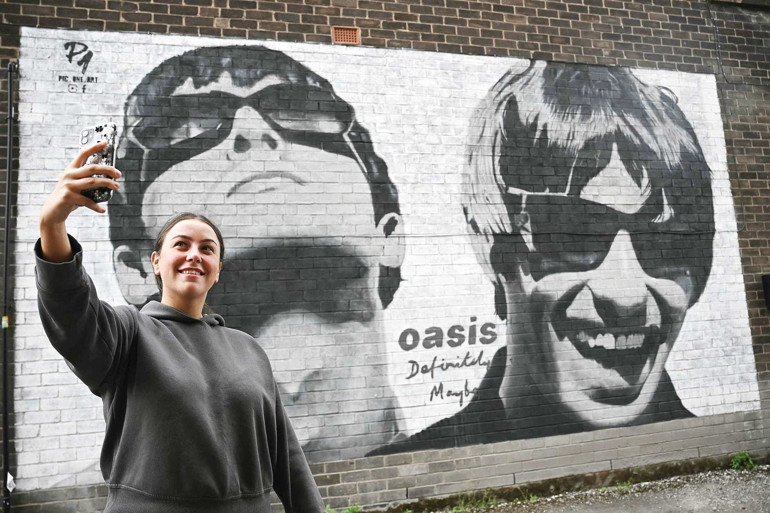 Kedi köpek gibi didişmek için tekrar yan yana