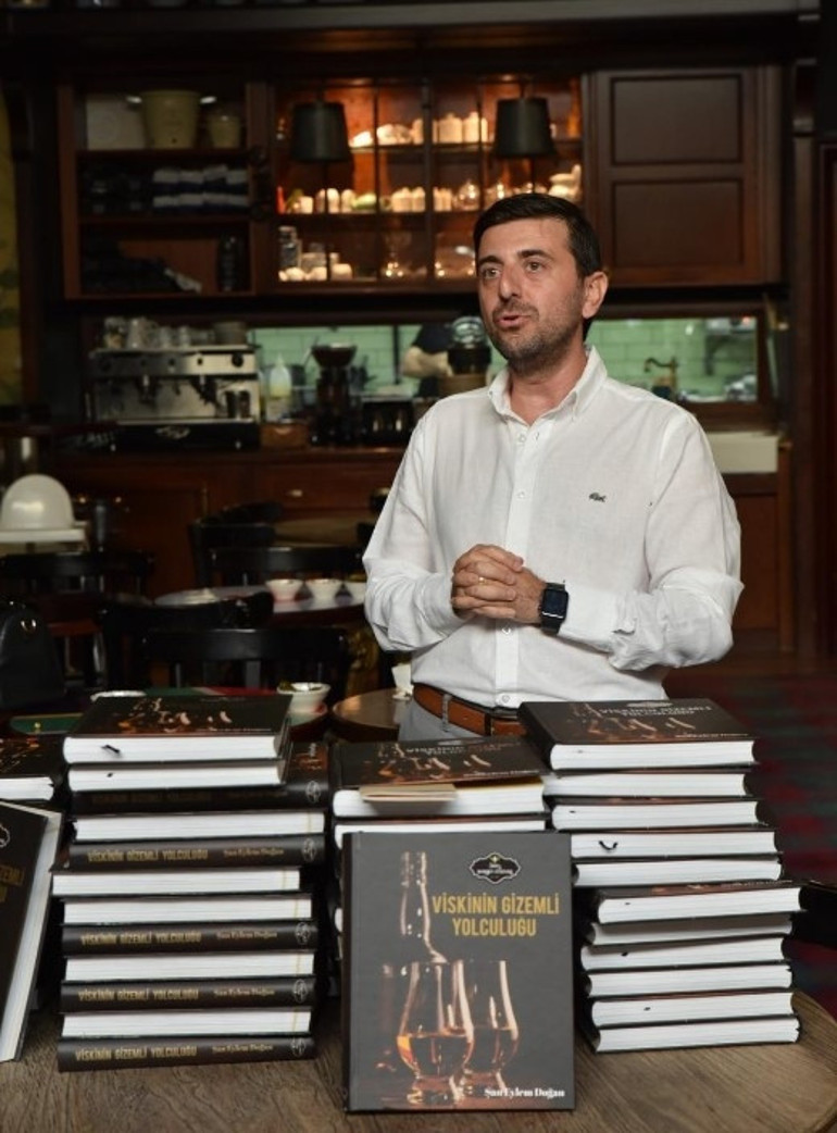 Sadece birkaç insan tanıyıp sevip gidecektik bu dünyadan
