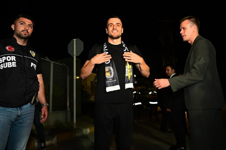 Filip Kostic, Fenerbahçede Resmi açıklama sonrası İstanbula geldi