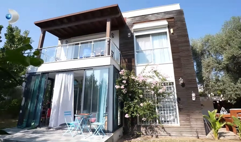 Ünlü türkücü iki ayrı evde yaşıyor Mardinde tarih kokan konak...