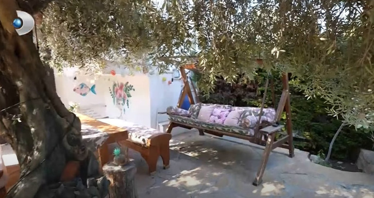 Ünlü türkücü iki ayrı evde yaşıyor Mardinde tarih kokan konak...