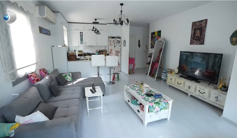 Ünlü türkücü iki ayrı evde yaşıyor Mardinde tarih kokan konak...