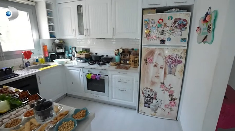 Ünlü türkücü iki ayrı evde yaşıyor Mardinde tarih kokan konak...