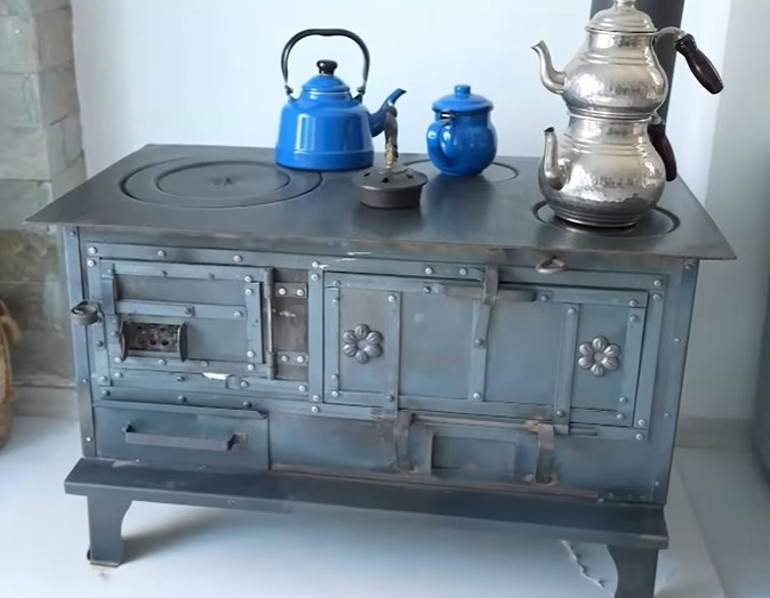 Ünlü türkücü iki ayrı evde yaşıyor Mardinde tarih kokan konak...