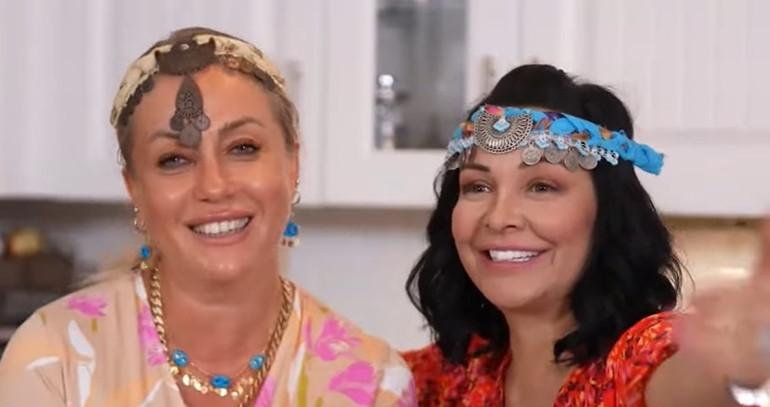 Ünlü türkücü iki ayrı evde yaşıyor Mardinde tarih kokan konak...