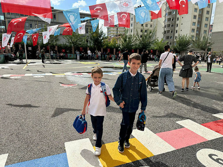 Şimdi okullu olduk, sınıfları doldurduk... Okullar çiçek açtı