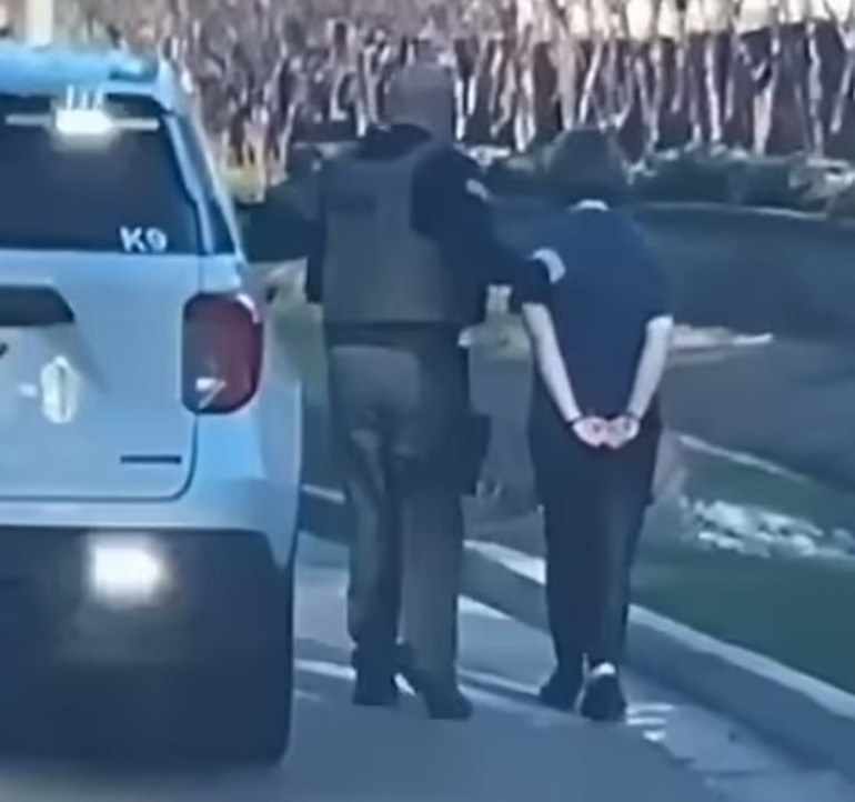14 yaşındaki kız annesini vurdu: Cesedi göstermek için arkadaşına mesaj attı