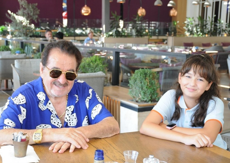Okul çıkışı baba-kız yemekte