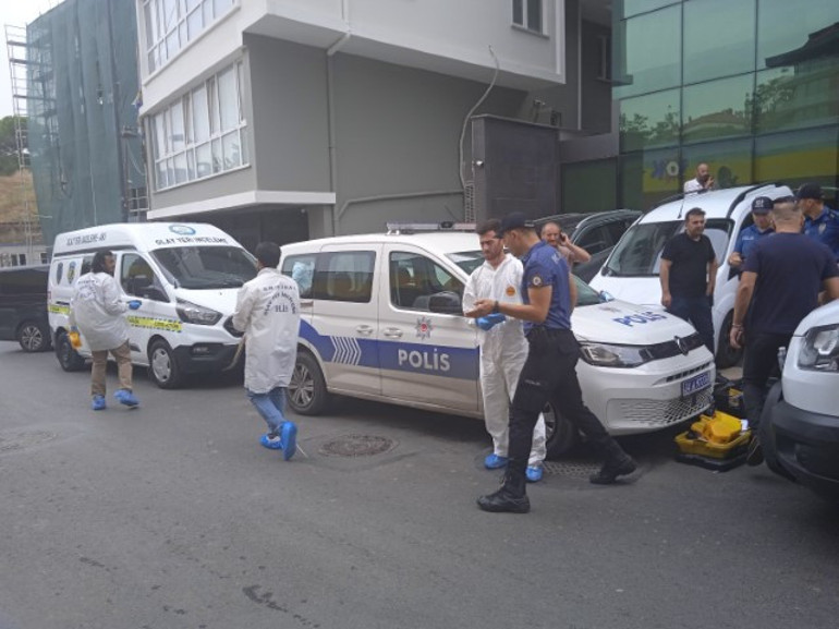Kozmetik firmasının sahibi Üsküdardaki şirketinin önünde öldürüldü Saldırgan yaya olarak kaçtı