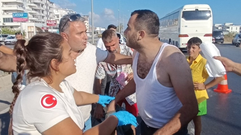 TIR şoförü direksiyon başında epilepsi nöbeti geçirdi, yardımına vatandaşlar koştu