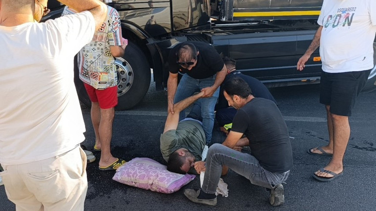 TIR şoförü direksiyon başında epilepsi nöbeti geçirdi, yardımına vatandaşlar koştu