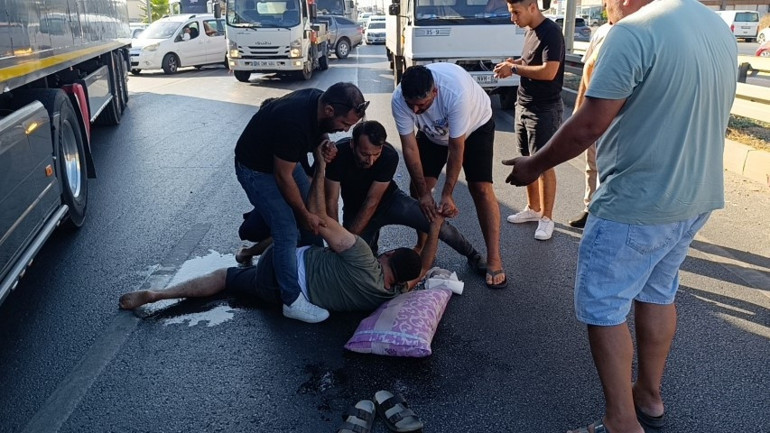 TIR şoförü direksiyon başında epilepsi nöbeti geçirdi, yardımına vatandaşlar koştu