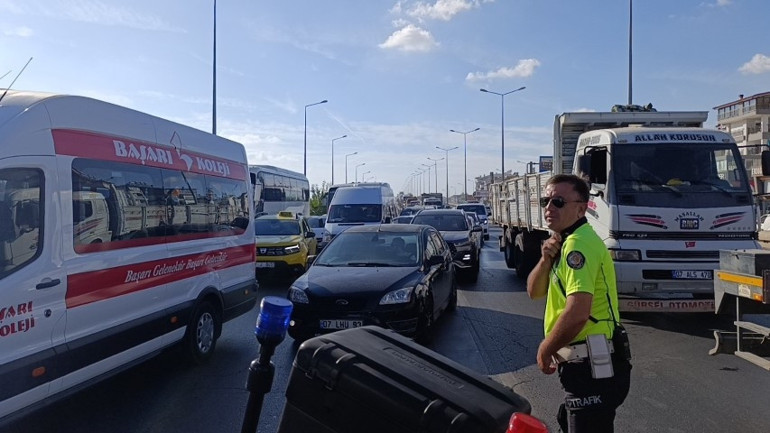 TIR şoförü direksiyon başında epilepsi nöbeti geçirdi, yardımına vatandaşlar koştu
