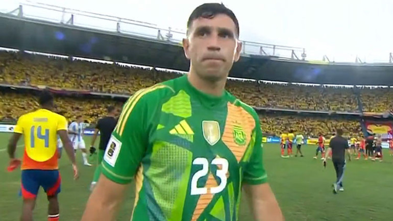 Arjantin kalecisi Emiliano Martinez, yenilgi sonrası kendini kaybetti Kameraya tokat attı...