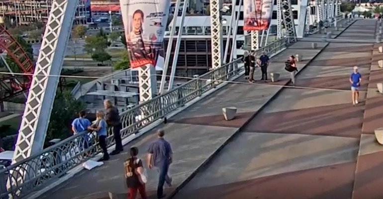 Ünlü şarkıcı köprüden atlamak isteyen bir kadını kurtardı… İnanılmaz olay anbean kamerada