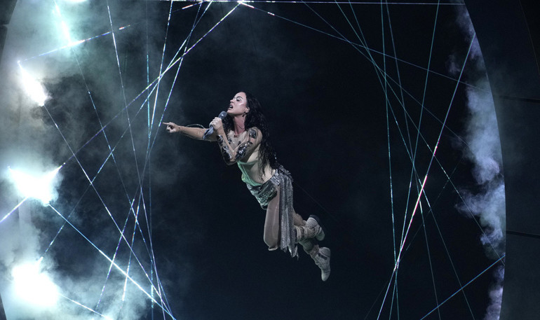 Büyük ödülü nişanlısının elinden aldı: Bulaşıkları yıkadığın için teşekkür ederim sevgilim