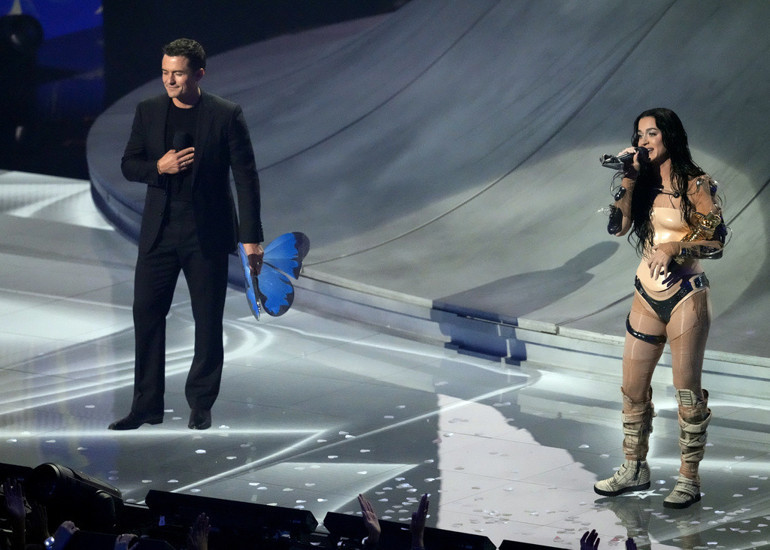 Büyük ödülü nişanlısının elinden aldı: Bulaşıkları yıkadığın için teşekkür ederim sevgilim