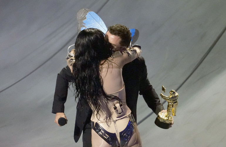 Büyük ödülü nişanlısının elinden aldı: Bulaşıkları yıkadığın için teşekkür ederim sevgilim