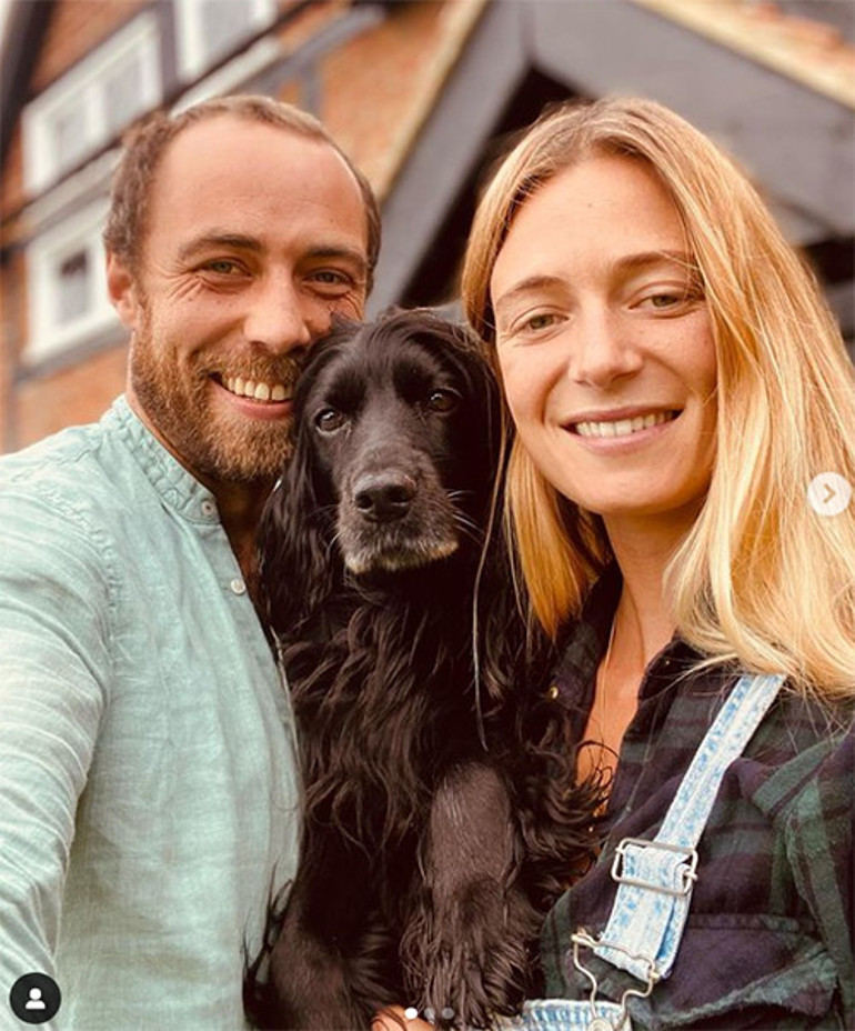 Sabah erkenden bir sesle uyandım... Yatak odasının kapısında kıkırdayıp duruyorlardı...