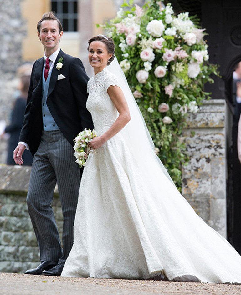 Sabah erkenden bir sesle uyandım... Yatak odasının kapısında kıkırdayıp duruyorlardı...