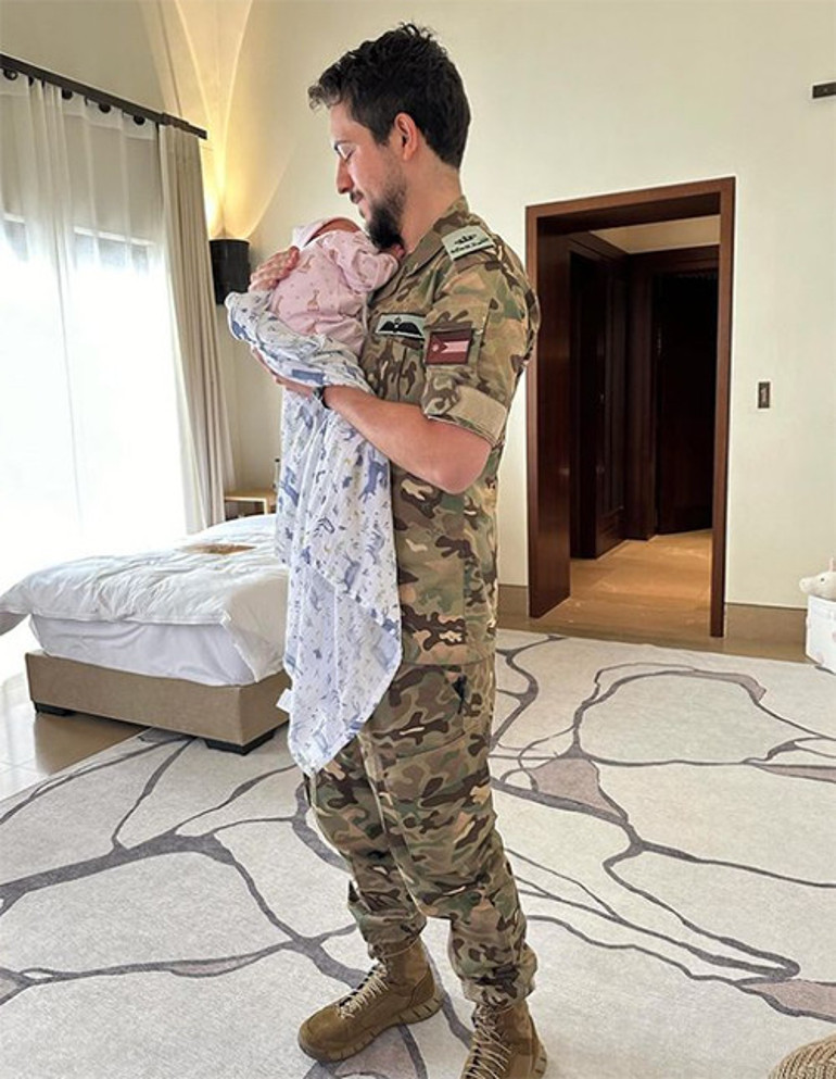 Bütün geleneklere tek tek uymuşlar... Yılın bebeği böyle doğmuş