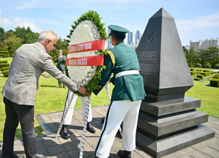 Bakan Uraloğlu anıt mezarlığa gitti