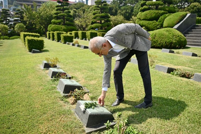 Bakan Uraloğlu anıt mezarlığa gitti