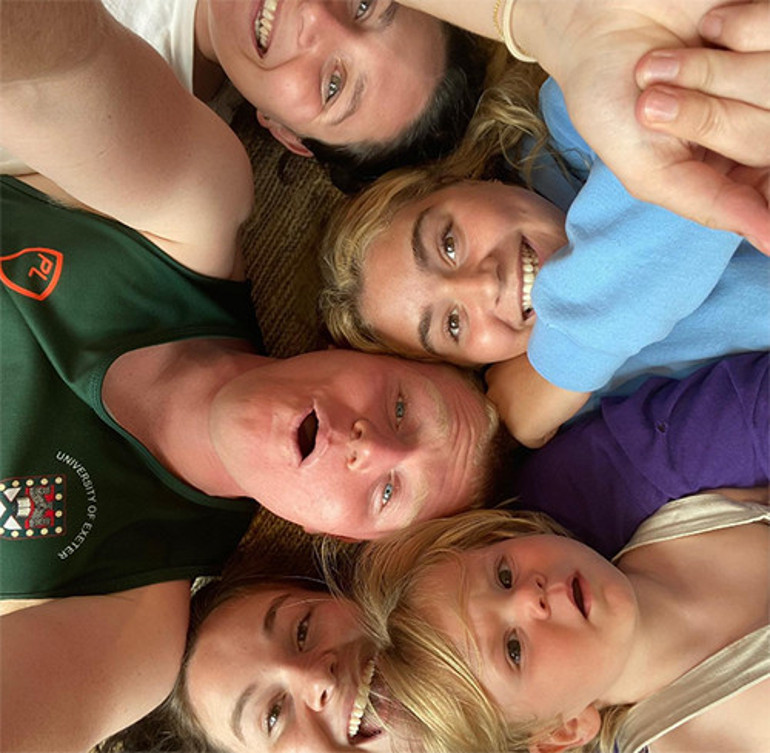 Ünlü şefin büyük mutluluğu... Kızı nişanlandı, altı çocuğuna bir de torun eklendi