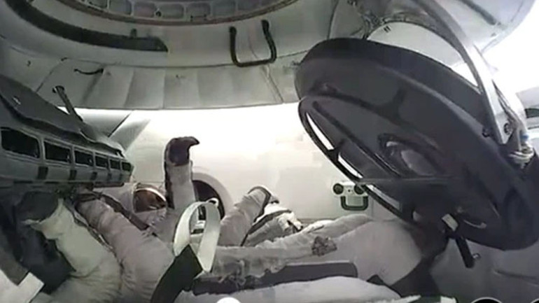 SpaceX tarihe geçti: İlk sivil uzay yürüyüşü