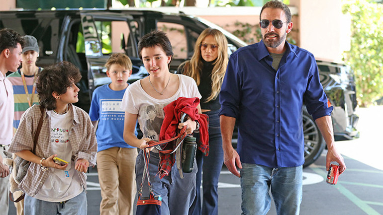 Ayrılığın ardından ilk kez yan yana geldiler… Gözyaşlarını arabada gizlice sildi…