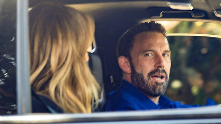 Ayrılığın ardından ilk kez yan yana geldiler… Gözyaşlarını arabada gizlice sildi…