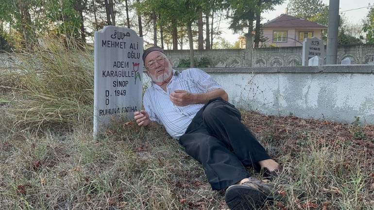 Gördüğü rüyadan sonra kendi mezarını yaptırdı... Başına geçip dua okuyor