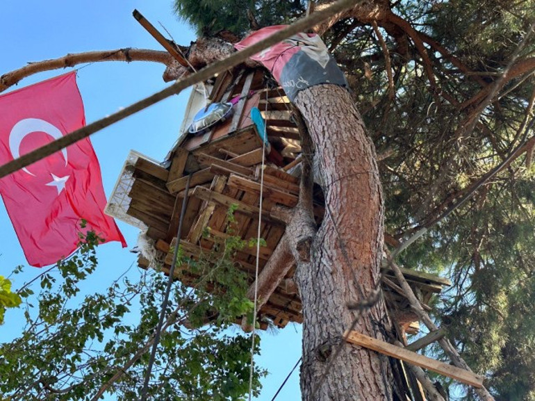 Gördüğü rüyadan sonra kendi mezarını yaptırdı... Başına geçip dua okuyor