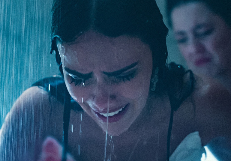 Hem ağladı hem ağlattı...Söğüdün yaprağı narindir narin