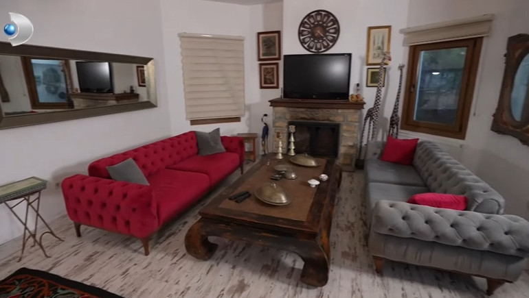 Ünlü türkücü iki ayrı evde yaşıyor Mardinde tarih kokan konak...