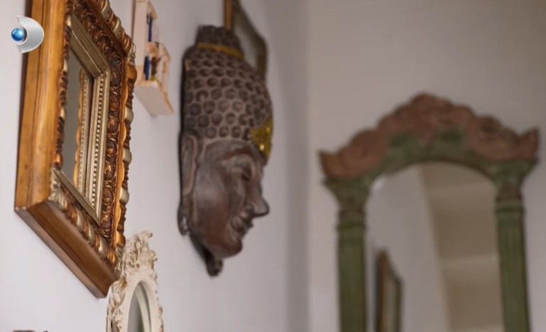 Ünlü türkücü iki ayrı evde yaşıyor Mardinde tarih kokan konak...