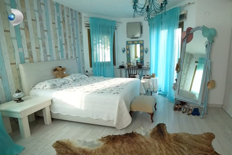 Ünlü türkücü iki ayrı evde yaşıyor Mardinde tarih kokan konak...