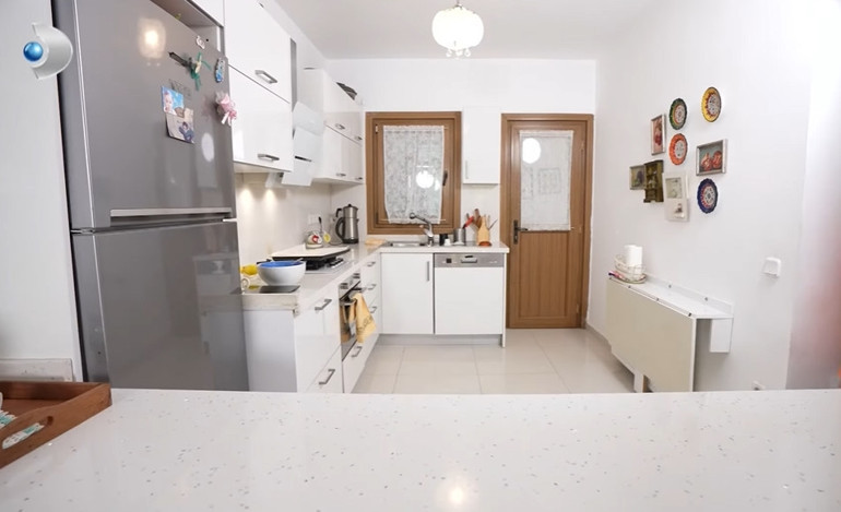 Ünlü türkücü iki ayrı evde yaşıyor Mardinde tarih kokan konak...